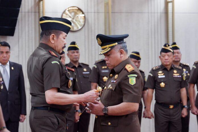 Jaksa Agung ST Burhanuddin saat melantik Harli Siregar sebagai Kepala Kejaksaan Tinggi Papua Barat