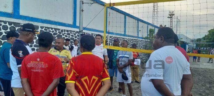 Pengurus PBVSI meninjau pekerjaan venu voli pantai jelang pelaksanaan Sirnas Seri 1 Papua Barat